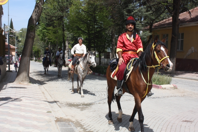 Eskişehir'den Bilecik'e atalarını ziyarete atla geldiler